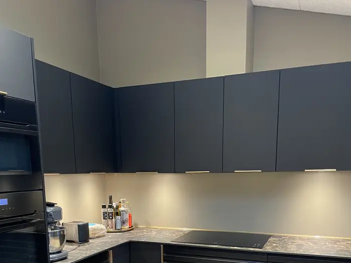 Køkkenrenovering med messing-look