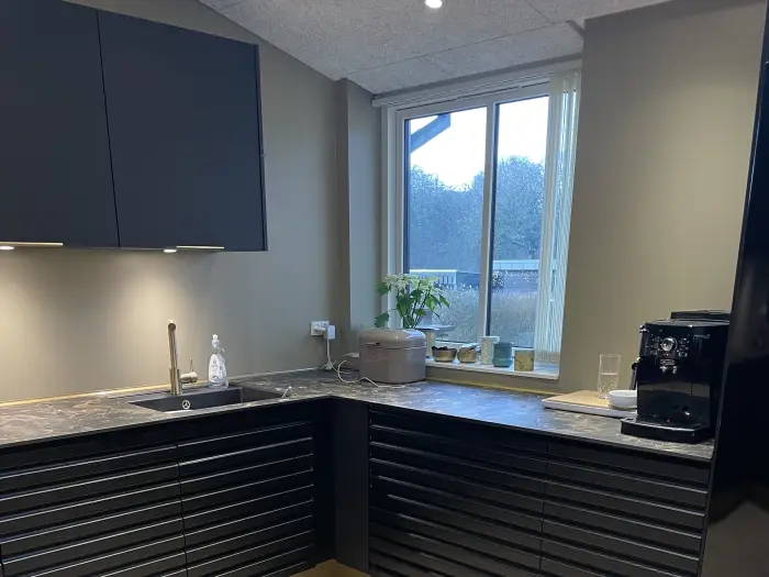 Køkkenrenovering med messing-look — billede 2