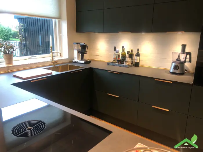 Køkkenrenovering Nr. Åby med messing-look