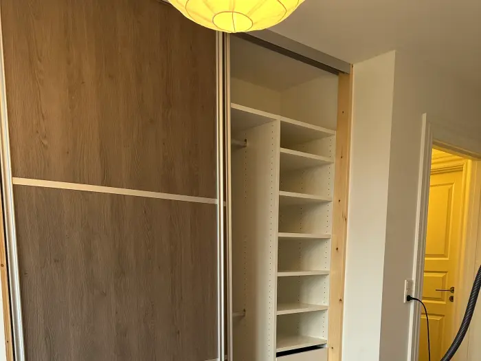 Skydedørsgarderobe monteret — billede 2