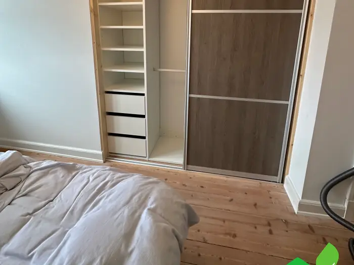 Skydedørsgarderobe monteret — billede 3