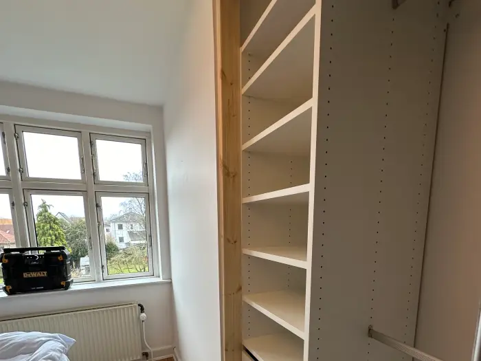 Skydedørsgarderobe monteret — billede 4