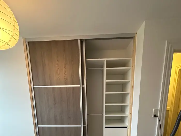 Skydedørsgarderobe monteret — billede 5