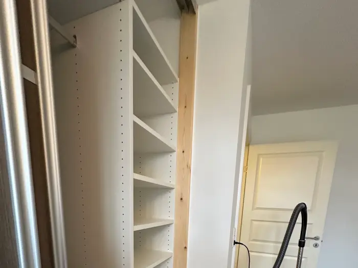 Skydedørsgarderobe monteret — billede 6